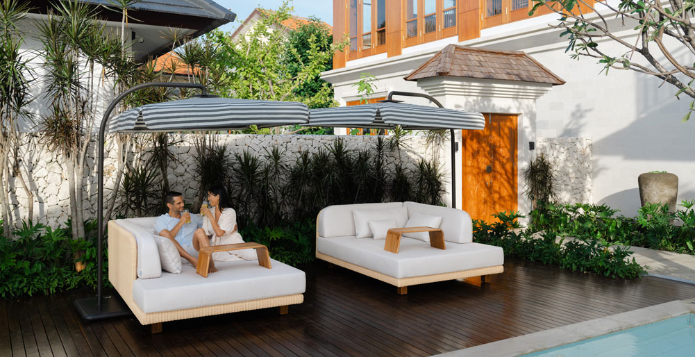 Villa Dhanika - Relaxing pool area sun lounge